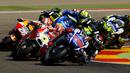 Persaingan ketat terjadi sejak start dimulai dalam MotoGP Aragon, Spanyol, Minggu (27/9/2015). (Reuters/Marcelo del Pozo)