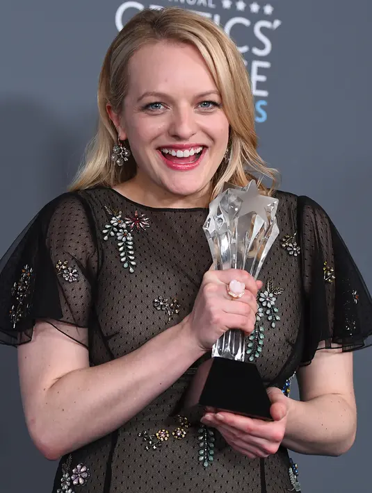 Elisabeth Moss, pemenang penghargaan untuk aktris terbaik dalam serial drama untuk "The Handmaid's Tale", berpose selama Critics Choice Awards ke-23 di Barker Hangar di Santa Monica, California, AS (11/1). (AP/Chris Pizzello)