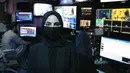 <p>Sonia Niazi seorang presenter atau pembawa acara TV bekerja di studio TOLO NEWS sambil menutupi wajahnya, di Kabul, Afghanistan, Minggu, 22 Mei 2022. Sejak Taliban kembali berkuasa pada Agustus 2021, mereka telah mengeluarkan berbagai dekret yang membatasi kebebasan perempuan. (AP Photo/Ebrahim Noroozi)</p>