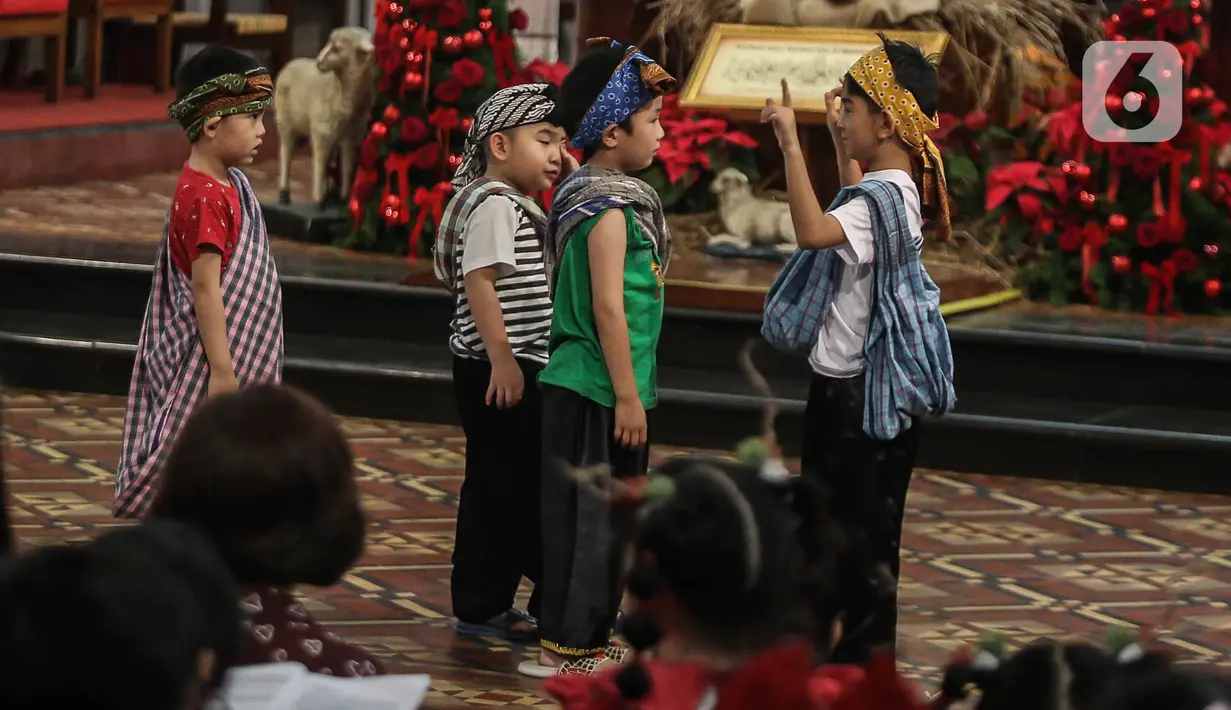 Sejumlah anak terlihat antusias menampilkan operet yang menceritakan kelahiran Yesus Kristus saat Misa Keluarga. (Liputan6.com/Angga Yuniar)