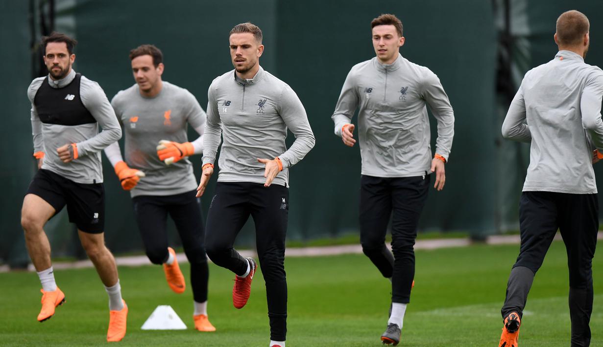 Para pemain Liverpool tampak serius saat latihan jelang laga Liga Champions di Melwood, Liverpool, Senin (23/4/2018). Liverpool akan berhadapan dengan AS Roma. (AFP/Paul Ellis)