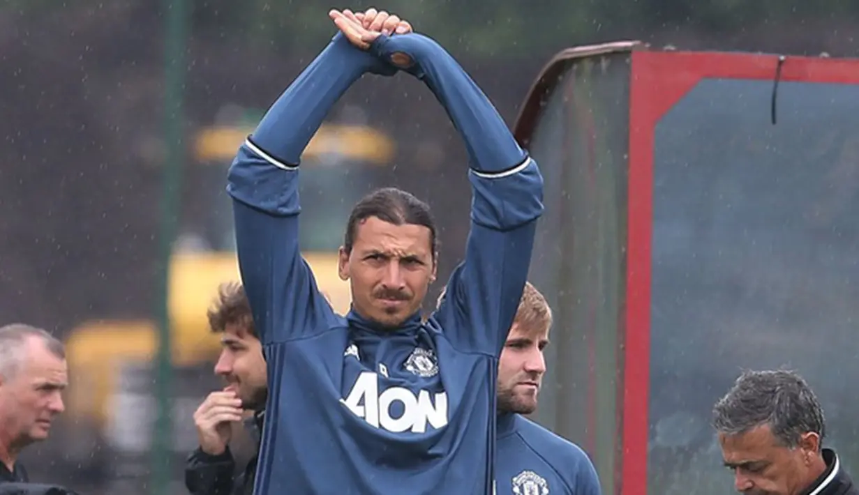 Penyerang MU, Zlatan Ibrahimovic melakukan pemanasan saat mengikuti sesi latihan pertamanya bersama Manchester United di Carrington, Inggris (28/7). Ibrahimovic diboyong Manchester United dari PSG pada 1 Juli 2016 secara gratis. (Twitter/@Ibra_official)