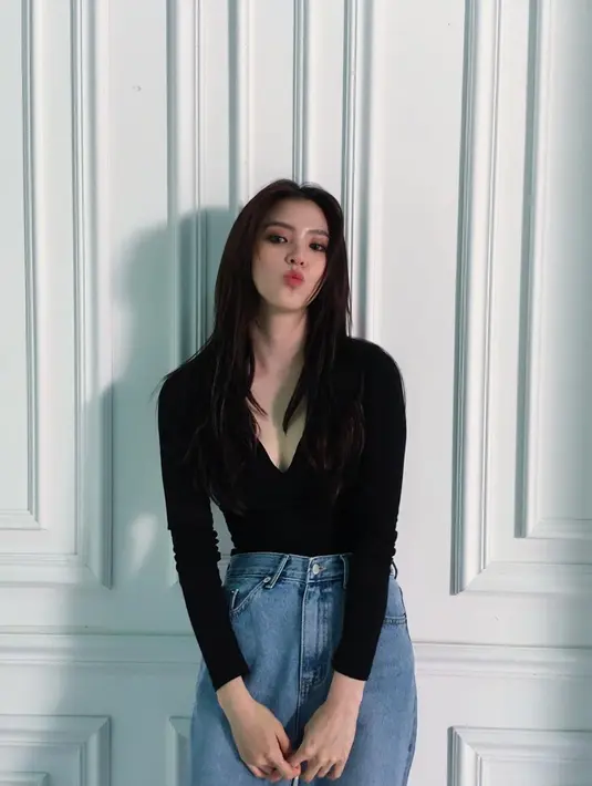 Di sini juga Han So Hee terlihat mengenakan smokey eyes, walaupun dalam nuansa warna yang tidak terlalu mencolok. Foto: Instagram.