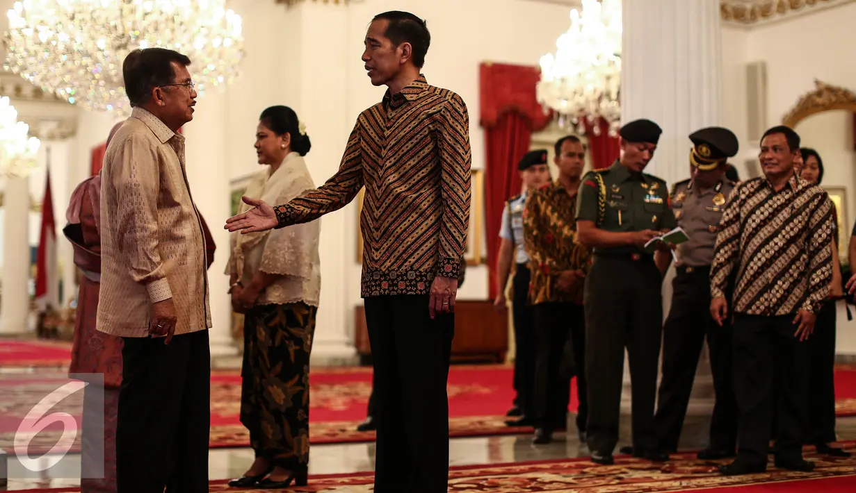 Presiden Joko Widodo berbincang dengan Wakil Presiden Jusuf Kalla usai Silaturahmi Idul Fitri 1437 H di Istana Negara, Jakarta, Senin (11/7). (Liputan6.com/Faizal Fanani)
