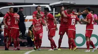 Pemain Persija Jakarta merayakan gol yang dicetak oleh Rohit Chand ke gawang PSIS Semarang pada laga Liga 1 di Stadion Patriot, Bekasi, Minggu (15/9). Persija menang 2-1 atas PSIS. (Bola.com/M Iqbal Ichsan)