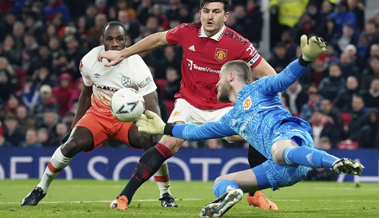 Kiper Manchester United, David de Gea (kanan) berusaha menghalau bola pada laga putaran kelima Piala FA 2022/2023 melawan West Ham yang berlangsung di Stadion Old Trafford, Manchester, Kamis (02/03/2023) WIB. MU berhasil menang comeback 3-1. (AP Photo/Dave Thompson)