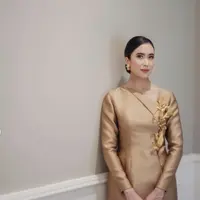 Kebaya tak selalu tampil dengan brokat, kali ini Fimela suguhkan deretan kebaya ala ibu pejabat, tanpa bahan brokat. (Foto: Instagram/ Widi Wardhana)