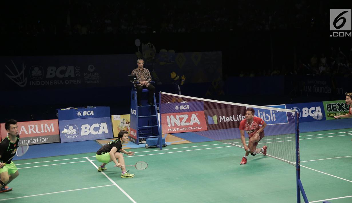 Ganda Campuran Indonesia, Tontowi Ahmad/Liliyana Natsir saat berlaga melawan Zheng Siwei/Chen Qingchen asal China dalam final BCA Indonesia Open 2017 di Jakarta, Minggu (18/6). Tontowi/Liliyana menang 22-20 21-15. (Liputan6.com/Faizal Fanani)