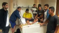 Cristian Gonzales dijenguk rekan-rekannya saat dirawat di rumah sakit usai menjalani duel keras versus Persiba Balikpapan. (Bola.com/Istimewa)