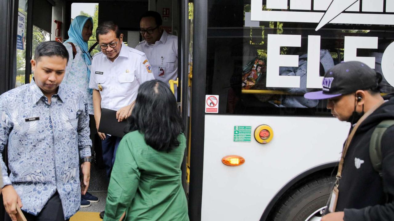 Momen Pramono Anung Naik Transjakarta di Hari Pertama ASN Wajib Gunakan Transportasi Umum