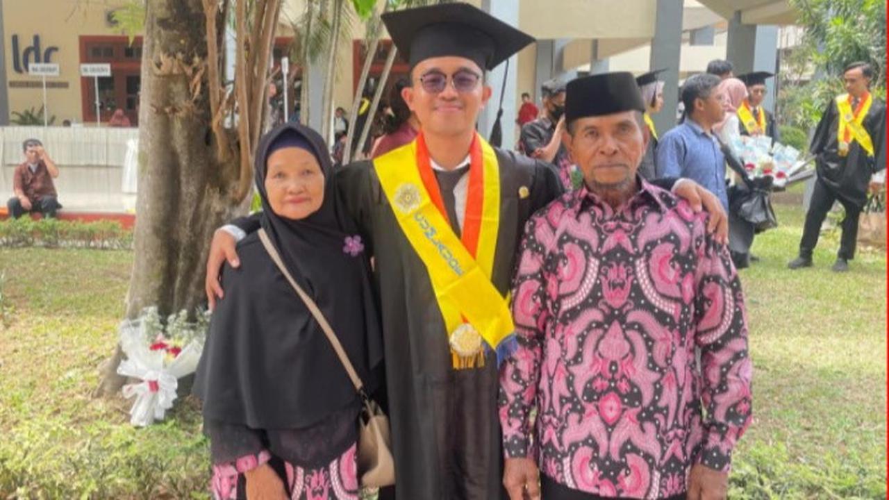 Bikin Bangga Orang Tua, Ini Kisah Anak dari Keluarga Kurang Mampu di Cilacap Berhasil Lulus UGM dengan Predikat Cumlaude