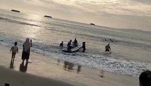 Seorang wisatawan mancanegara asal Arab Saudi, Al Muhanna Hasan Radhi,  tewas setelah jetski yang dikemudikannya terbalik diterjang ombak besar di Pantai Palabuhanratu, Sukabumi. (Liputan6.com/Fira Syahrin)