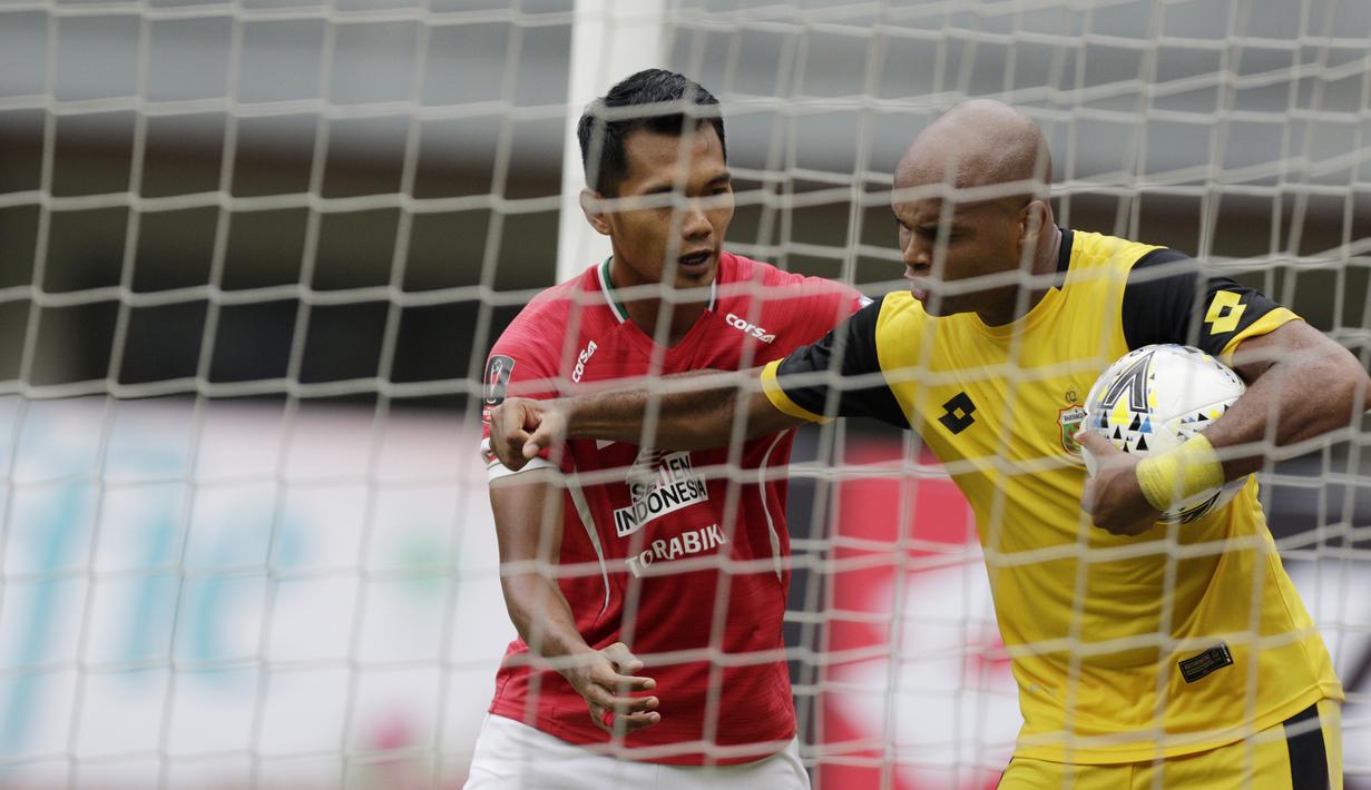 Bek Bhayangkara FC, Anderson Salles, berebut bola dengan pemain Semen Padang, Afriansyah, pada laga Piala Presiden 2019 di Stadion Patriot, Jawa Barat, Minggu (3/3). Bhayangkara FC menang 4-2 atas Semen Padang. (Bola.com/M Iqbal Ichsan)