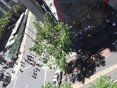 Situasi di sekitar lokasi penyanderaan di The Lindt Chocolate Cafe, Sydney, tampak dipenuhi warga, Senin (15/12/2014). (Istimewa)