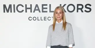 Salah satu yang paling menyita perhatian adalah Gwyneth Paltrow. Ia tampil effortless chic dengan pearl cashmere sweater dari koleksi Spring/Summer 2026, dipadukan dengan white cotton-poplin Hansen shirt serta black-and-pearl covert twill culotte pants dari koleksi Fall/Winter 2025. Kombinasi ini memancarkan gaya elegan khas New Yorker yang timeless. [Dok/Michael Kors].