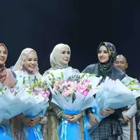 Wardah Fashion Journey bersama 4 desainer modest wear kenamaan tanah air di panggung Muffest 2020. Sumber foto: Document/Wardah.