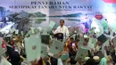 Presiden Joko Widodo atau Jokowi memberi sambutan saat membagian sertifikat tanah di Pasar Minggu, Jakarta, Jumat (22/2). Pemerintah membagikan 3.000 sertifikat tanah kepada warga. (Liputan6.com/Angga Yuniar)