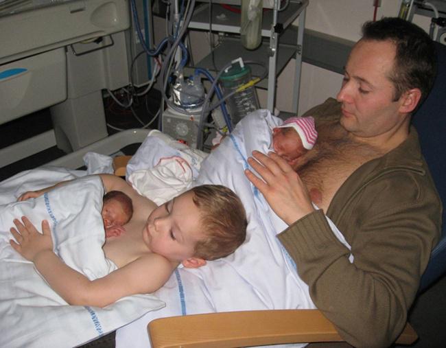 Ayah dan anak memeluk bayi kembar prematur | Photo: Copyright metro.co.uk