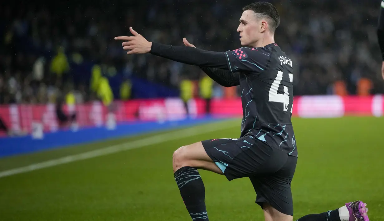 Pemain Manchester City, Phil Foden, melakukan selebrasi menembak setelah mencetak gol ke gawang Brighton & Hove Albion  dalam duel tunda pekan ke-29 Liga Inggris 2024, Jumat (26/4/2024). Salah satu pemain yang paling cemerlang adalah Phil Foden dengan memborong dua gol. (AP Photo/Kin Cheung)