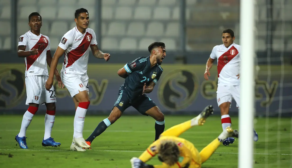 Penyerang Argentina, Nicolás González berselebrasi usai mencetak gol ke gawang Peru pada pertandingan kualifikasi Piala Dunia 2022 di Lima, Peru, Selasa (17/11/2020). Argentina menang 2-0 atas Peru. (Daniel Apuy, Pool via AP)