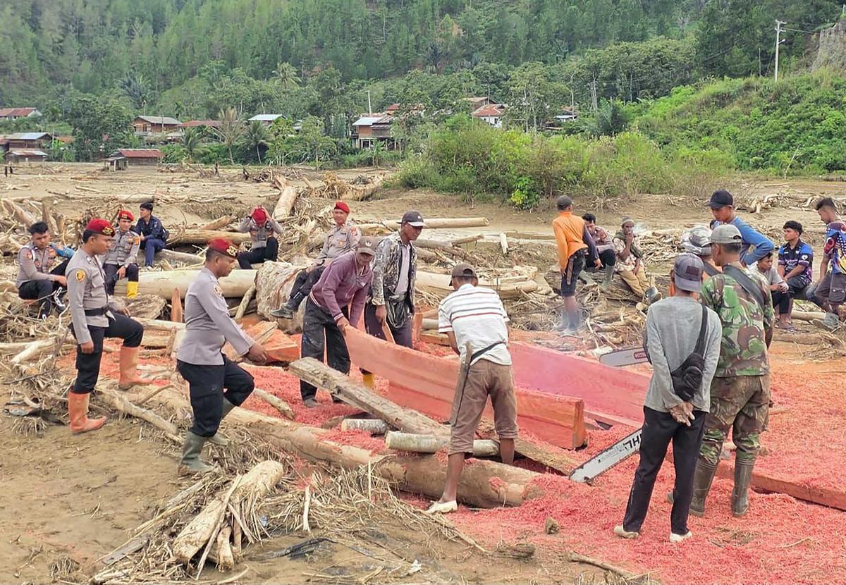 FOTO: Aparat Kepolisian dan Warga Bangun Jembatan Darurat Pasca Banjir Bandang di Rikit Gaib