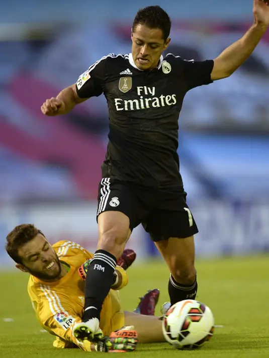 Penyerang Real Madrid, Javier Hernandez (kanan) berusaha melewati kiper Celta Vigo pada laga Liga Spanyol di Stadion Balaidos , Spanyol, Senin (27/4/2015). Real Madrid menang 4-2 atas Celta Vigo. (AFP PHOTO/Miguel Riopa)