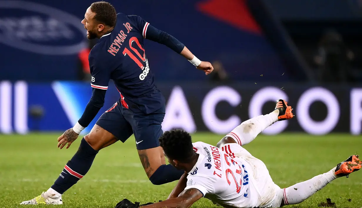 Mantan pemain Barcelona itu mendapat cedera serius di bagian pergelangan kaki usai mendapat tekel keras pemain Lyon, Thiago Mendes. (AFP/Frank Fife)