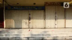 Kios-kios yang tutup sementara di Pasar Tomang Barat, Jakarta, Senin (29/06/2020). Pasar Tomang Barat atau yang lebih dikenal dengan sebutan Pasar Kopro itu ditutup mulai 29 Juni hingga 1 Juli setelah ada pedagang yang dinyatakan positif Covid-19 dari hasil tes usap. (Liputan6.com/Herman Zakharia)