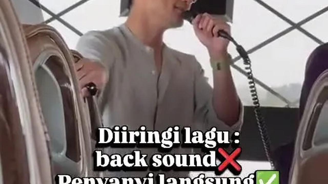 8 Potret Afgan Diminta Nyanyi Lagu Religi Bareng Jemaah Haji, Suara Tetap Merdu meski Pakai Mic Bus