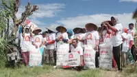 Di Desa Krajan, Relawan Puan membagikan pupuk para petani. (Foto: Istimewa).