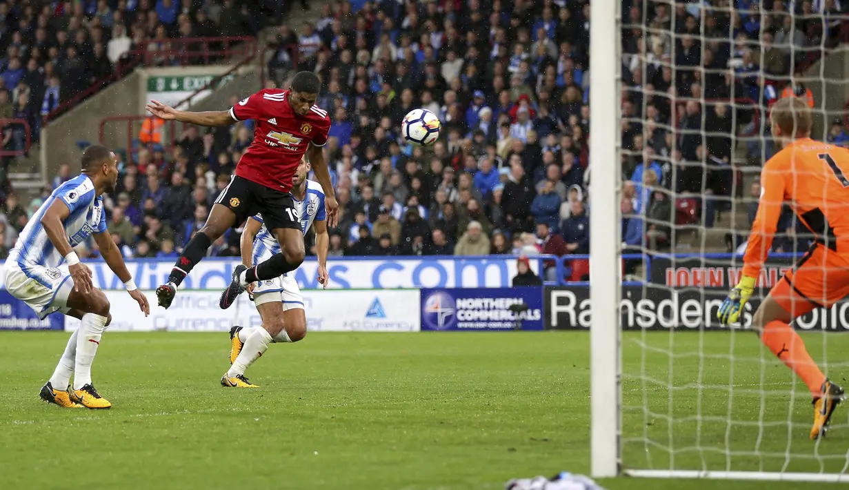 Striker Manchester United, Marcus Rashford, menyundul bola saat melawan Huddersfield Town pada laga Premier League di Stadion The John Smith's, Sabtu (21/10/2017). Huddersfield Town menang 2-1 atas Manchester United. (AP/Nigel French)