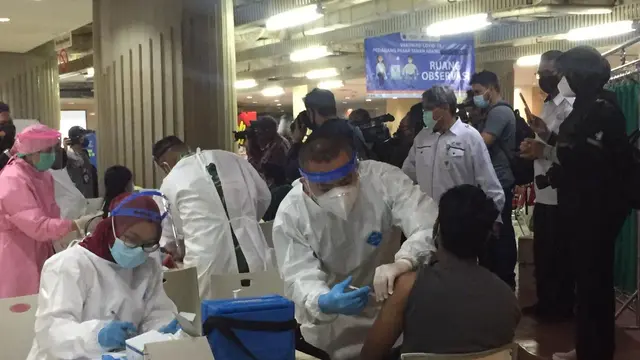 Pedagang Pasar Tanah Abang menerima vaksin Covid-19 di Blok A, Rabu (17/2/2021)