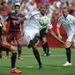 Pemain Sevilla's Steven N'Zonzi (tengah) menendang bola  saat laga Liga Spanyol antara Sevilla FC vs Barcelona di Stadion Ramon Sanchez Pizjuan stadium, Sevilla, Sabtu (3/10/2015). Sevilla menang 2-1  AFP Photo / Cristina Quicler