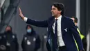 Manajer tim Lazio, Simone Inzaghi memberi instruksi kepada pemainnya saat menghadapi Juventus dalam laga lanjutan Liga Italia 2020/21 di Allianz Stadium, Turin, Sabtu (6/3/2021). Lazio kalah 1-3 dari Juventus. (AFP/Miguel Medina)