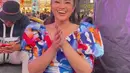 Di pusat bisnis jantung kota New York, Fitri Carlina menghibur banyak penonton yang berasal dari beragam kalangan melalui kemampuannya menyanyi dangdut.(https://www.instagram.com/p/CiVF0oRg1GR/)