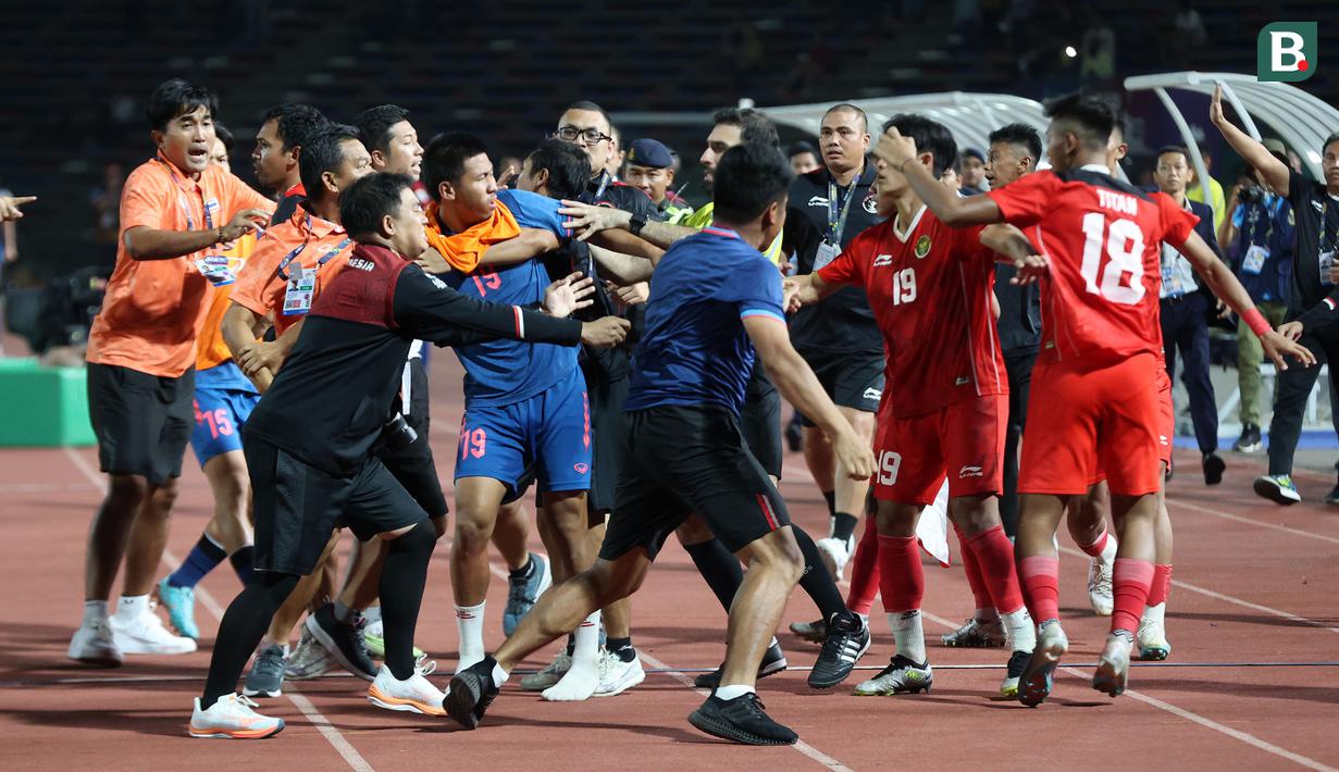 <p>Sejumlah pemain dan official Timnas Indonesia U-22 bersitegang dengan pemain dan official Timnas Thailand U-22 pada laga final sepak bola SEA Games 2023 yang berlangsung di Olympic Stadium, Phnom Penh, Kamboja, Selasa (16/05/2023). (Bola.com/Abul Aziz)</p>