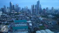 Lanskap gedung bertingkat terlihat dari kawasan Sudirman, Jakarta, Sabtu (14/1). Komite Ekonomi dan Industri Nasional (KEIN) optimis pertumbuhan ekonomi Indonesia pada 2017 dapat mencapai 5,3 persen. (Liputan6.com/Immanuel Antonius)