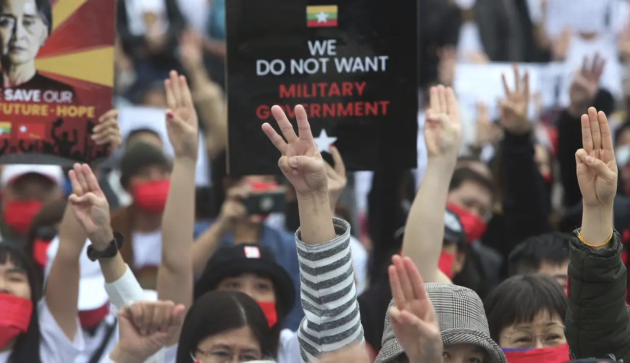 Warga Myanmar yang tinggal di Taiwan membuat salam tiga jari untuk memprotes kudeta militer di negara asalnya di Liberty Square, Taipei pada Minggu (21/3/2021). Taiwan adalah rumah bagi sekitar 40.000 orang yang berasal dari Myanmar, yang sebagian besar adalah etnis Tionghoa. (AP/Chiang Ying-ying)