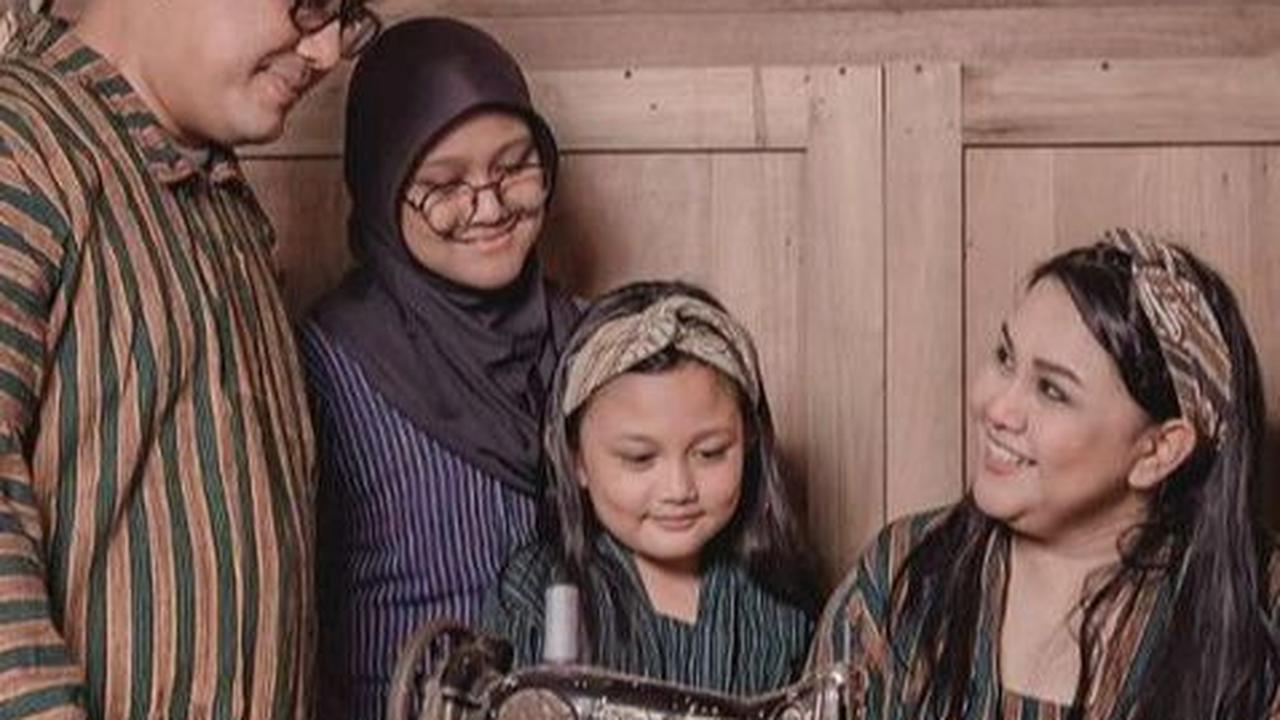 Sepuluh Momen Hangat dalam Photoshoot Keluarga Tia AFI dengan Tema Unik 'Wong Ndeso' - Pesona Penampilan Kedua Anak Menarik Perhatian