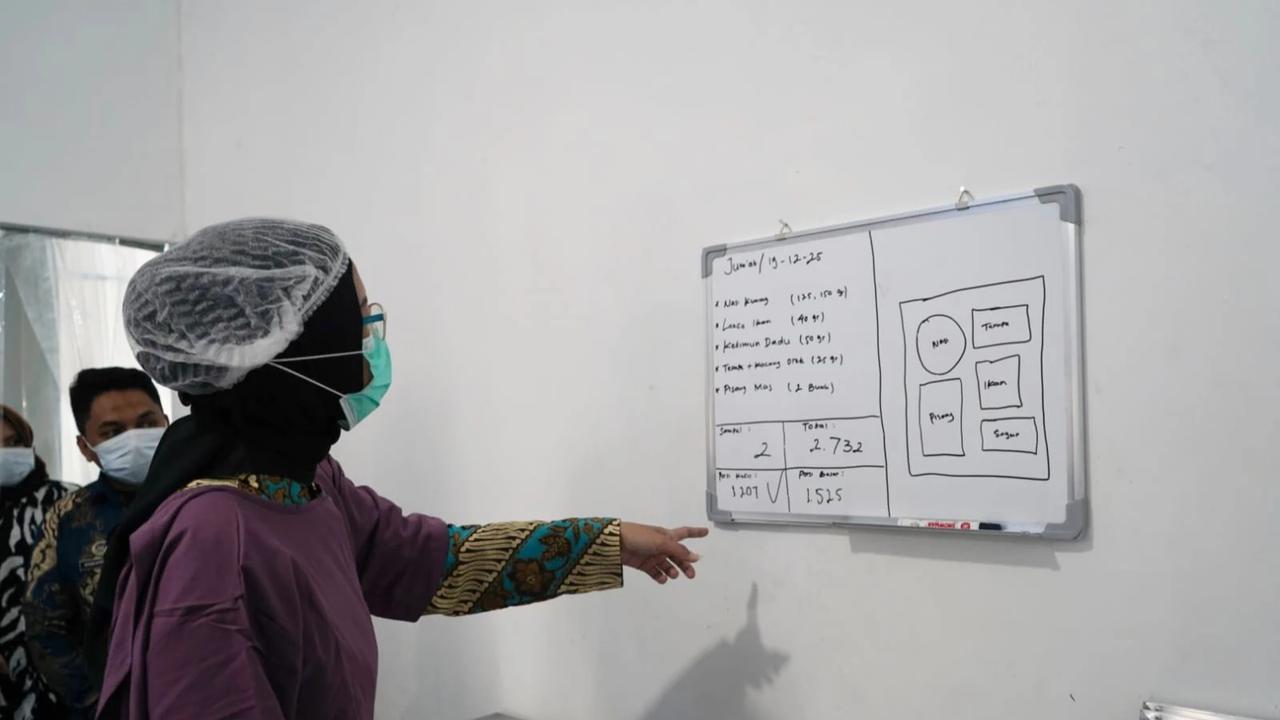 Kepala Biro Hukum dan Humas BGN, Khairul Hidayati saat meninjau SPPG Bongoime