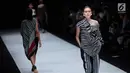 Sejumlah model berjalan diatas catwalk membawakan rancangan karya Lulu Lutfi Labibi dalam Jakarta Fashion Week 2018 di Senayan City, Jakarta, Kamis (26/10). (Liputan6.com/Faizal Fanani)