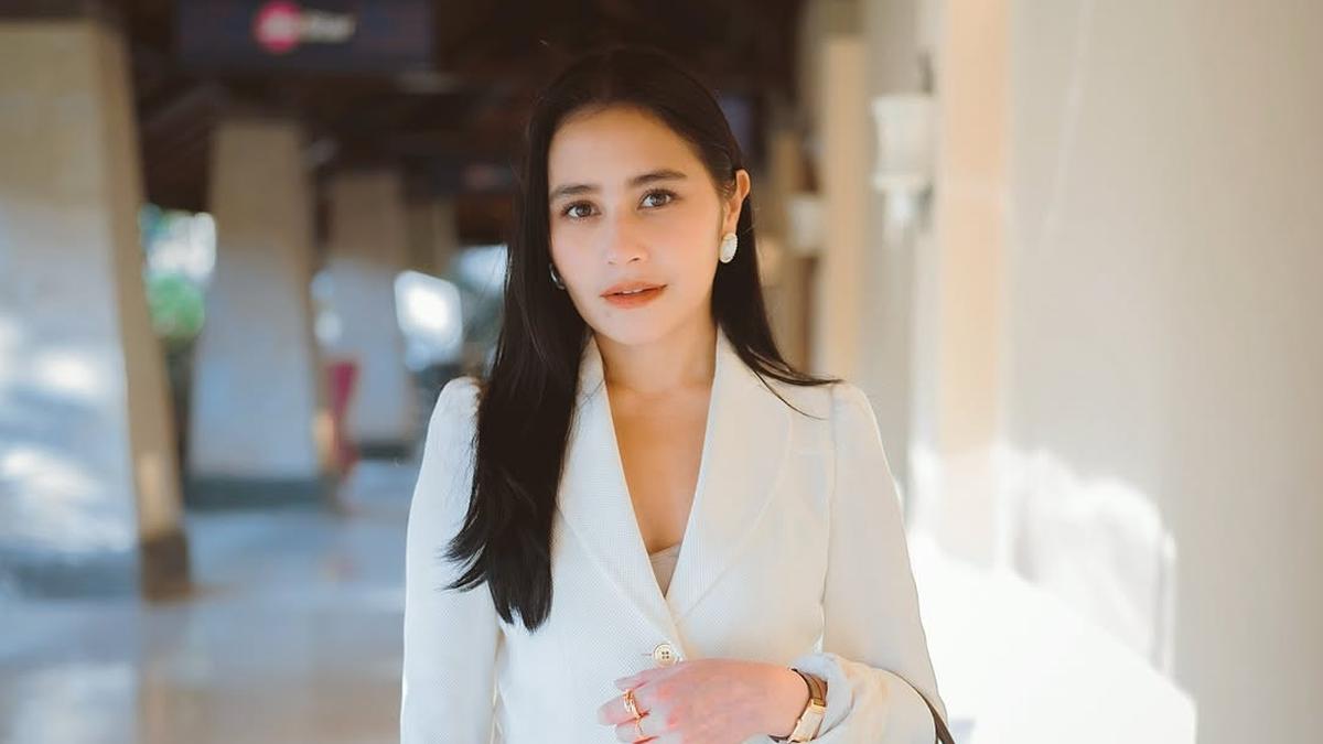 6 Gaya Prilly Latuconsina Berbalut Blazer, Buat ke Kampus hingga Karpet Merah Gala Premiere