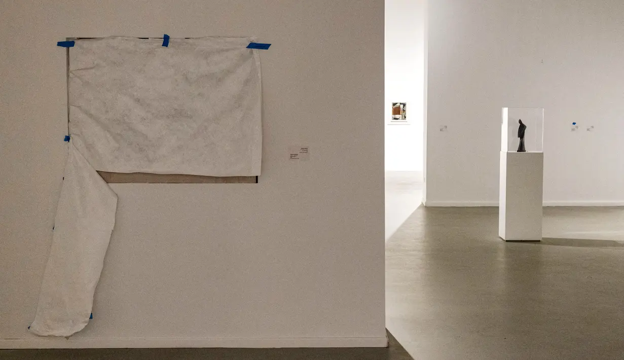 Hal tersebut membuat beberapa ruang seni kosong, dengan dinding-dinding kosong hanya dihiasi oleh kait yang kosong dan deskripsi kecil yang tercetak untuk karya seni yang sebelumnya digantung di sana. (Oren ZIV / AFP)