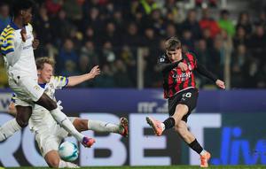 Pemain AC Milan, Alexis Saelemaekers (kanan), mencetak gol dalam pertandingan Serie A antara Parma dan AC Milan di Parma, Italia, Sabtu, 8 November 2025. (Massimo Paolone/LaPresse via AP)