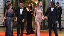 Dua legenda Barcelona, Xavi dan Carlos Puyol bersama pasangan masing-masing menghadiri resepsi pernikahan bintang Barcelona, Lionel Messi di Kompleks City Center, Santa Fe, Jumat (30/6/2017). (AFP/Eitan Abramovich) 