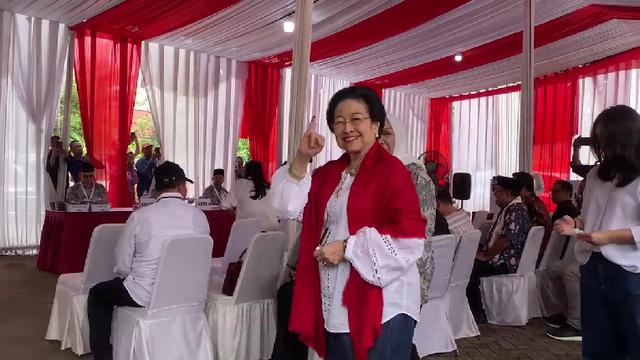 Presiden kelima RI yang juga Ketua Umum DPP PDI Perjuangan, Megawati Soekarnoputri menggunakan hak pilihnya pada Pilkada Jakarta 2024 di TPS 024, Kebagusan IV, Pasar Minggu, Jakarta Selatan, Rabu (27/11/2024).