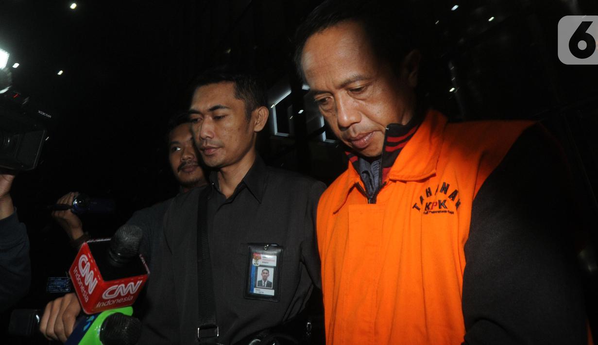 Chandra Safari dan Hendra Wijaya, pihak swasta penyuap Bupati Lampung Utara, berjalan keluar usai pemeriksaan di Gedung KPK, Jakarta, Selasa (8/10/2019). KPK menahan enam orang dalam OTT terkait urusan proyek di Dinas PUPR dan Dinas Perdagangan Kabupaten Lampung Utara. (merdeka.com/Dwi Narwoko)