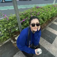 Talitah Curtis tampil percaya diri dengan outfit yang sederhana. [Foto: Instagram/ Talitha Curtis]