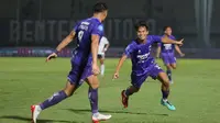 Pemain Persita Tangerang, Rifky Dwi Septiawan, melakukan selebrasi setelah mencetak gol ke gawang RANS Nusantara FC pada pekan ke-20 BRI Liga 1 2023/2024 di Stadion Indomilk Arena, Tangerang, Kamis (23/11/2023). Pendekar Cisadane menang dengan skor 3-0. (Bola.com/M Iqbal Ichsan)