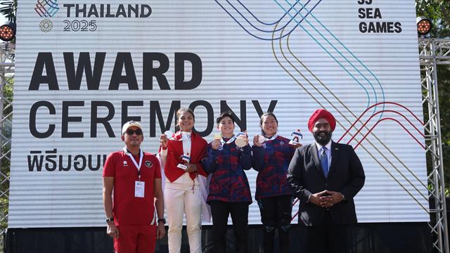 Riska Amelia Agustina (Paling Kiri di Atas Podium)